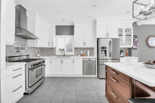 21 Bushberry Road, Brampton, ON - Indoor Photo Showing Kitchen With Upgraded Kitchen