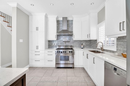 21 Bushberry Road, Brampton, ON - Indoor Photo Showing Kitchen With Double Sink With Upgraded Kitchen