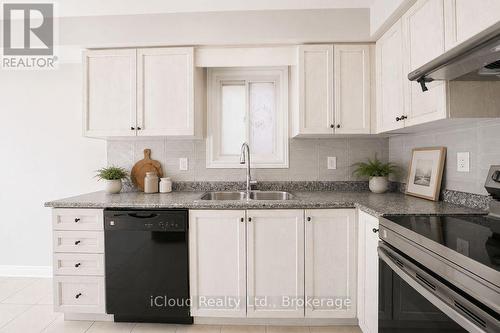 3956 Manatee Way, Mississauga, ON - Indoor Photo Showing Kitchen With Double Sink With Upgraded Kitchen