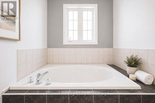 3956 Manatee Way, Mississauga, ON - Indoor Photo Showing Bathroom