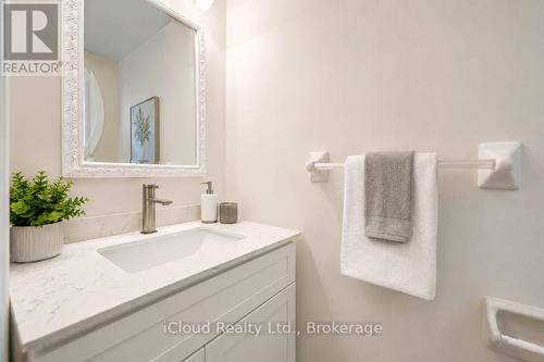 3956 Manatee Way, Mississauga, ON - Indoor Photo Showing Bathroom