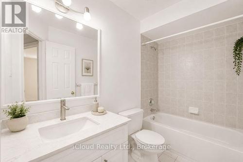 3956 Manatee Way, Mississauga, ON - Indoor Photo Showing Bathroom
