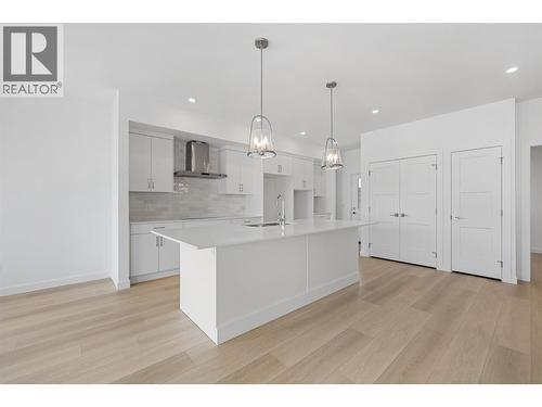 442 Arrowleaf Rise, Coldstream, BC - Indoor Photo Showing Kitchen With Upgraded Kitchen