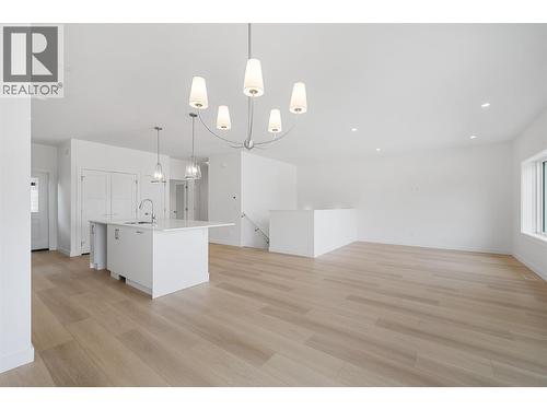 442 Arrowleaf Rise, Coldstream, BC - Indoor Photo Showing Kitchen