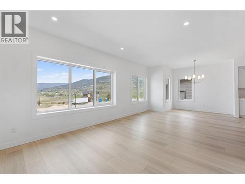442 Arrowleaf Rise, Coldstream, BC - Indoor Photo Showing Living Room