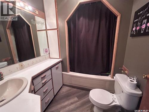 935 4Th Street, Estevan, SK - Indoor Photo Showing Bathroom