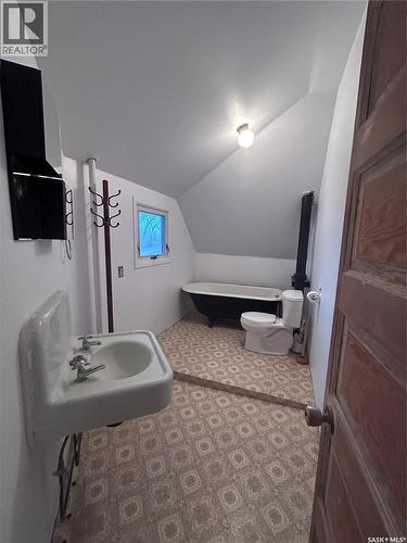 935 4Th Street, Estevan, SK - Indoor Photo Showing Bathroom
