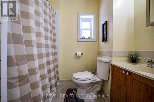 51 Tisdale Street N, Hamilton, ON - Indoor Photo Showing Bathroom