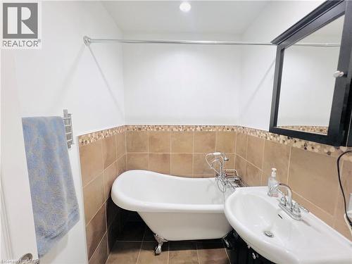 56 Eastvale Place, Hamilton, ON - Indoor Photo Showing Bathroom