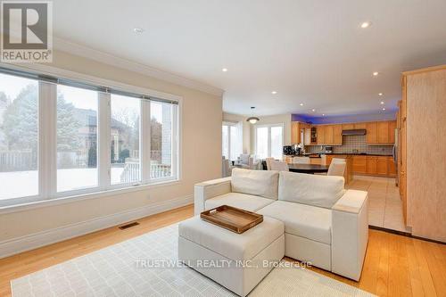 8 Ridgley Court, Richmond Hill, ON - Indoor Photo Showing Living Room