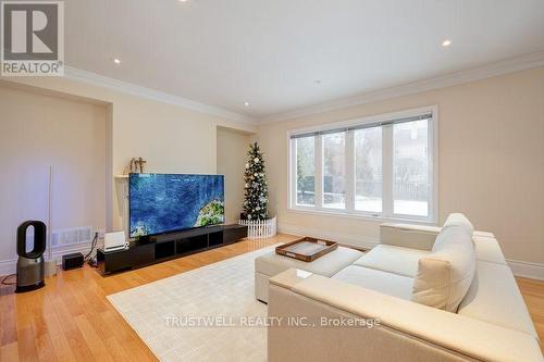 8 Ridgley Court, Richmond Hill, ON - Indoor Photo Showing Living Room