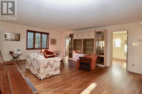 3400 Cedar Springs Road, Burlington, ON - Indoor Photo Showing Living Room