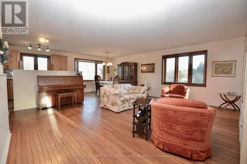 3400 Cedar Springs Road, Burlington, ON - Indoor Photo Showing Living Room