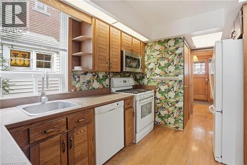 88 Cline Avenue N, Hamilton, ON - Indoor Photo Showing Kitchen