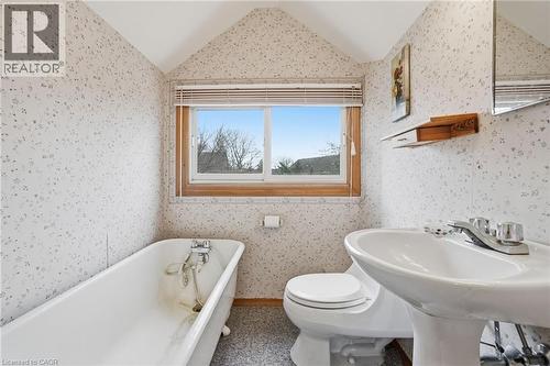 88 Cline Avenue N, Hamilton, ON - Indoor Photo Showing Bathroom