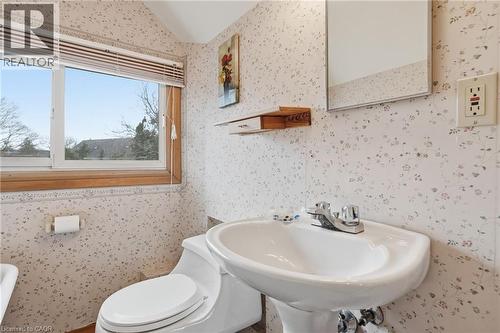 88 Cline Avenue N, Hamilton, ON - Indoor Photo Showing Bathroom