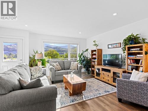 7207 Tucelnuit Drive, Oliver, BC - Indoor Photo Showing Living Room