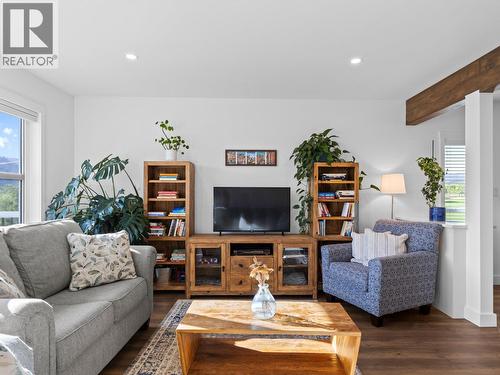 7207 Tucelnuit Drive, Oliver, BC - Indoor Photo Showing Living Room