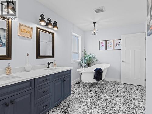 7207 Tucelnuit Drive, Oliver, BC - Indoor Photo Showing Bathroom