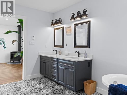 7207 Tucelnuit Drive, Oliver, BC - Indoor Photo Showing Bathroom