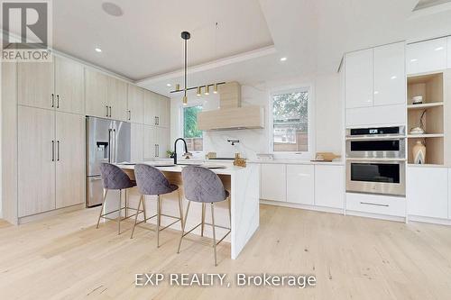 768 Montbeck Crescent, Mississauga, ON - Indoor Photo Showing Kitchen With Upgraded Kitchen