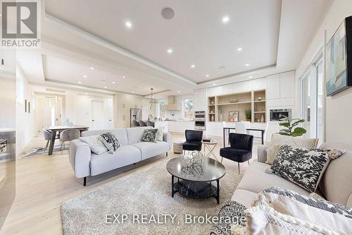 768 Montbeck Crescent, Mississauga, ON - Indoor Photo Showing Living Room