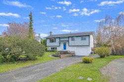 10015 Simkin Pl Sidney, BC V8L 3N5