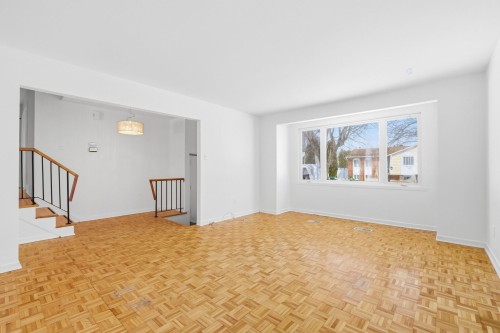 Salon - 6350 Rue Bourget, Brossard, QC - Indoor