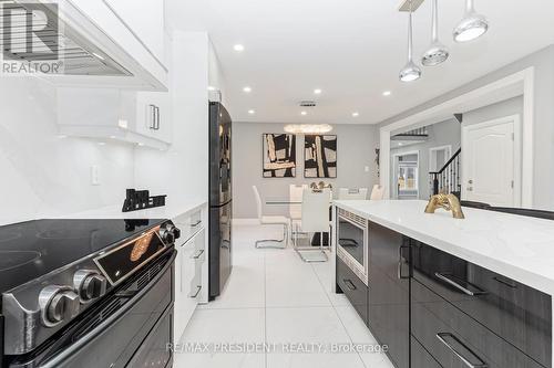 212 Wedgewood Drive, Cambridge, ON - Indoor Photo Showing Kitchen With Upgraded Kitchen