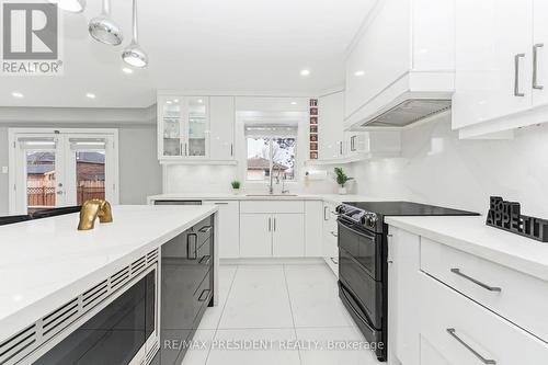 212 Wedgewood Drive, Cambridge, ON - Indoor Photo Showing Kitchen With Upgraded Kitchen