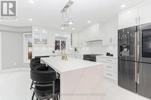212 Wedgewood Drive, Cambridge, ON - Indoor Photo Showing Kitchen With Upgraded Kitchen