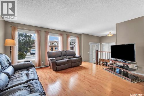143 Biro Place, Saskatoon, SK - Indoor Photo Showing Living Room