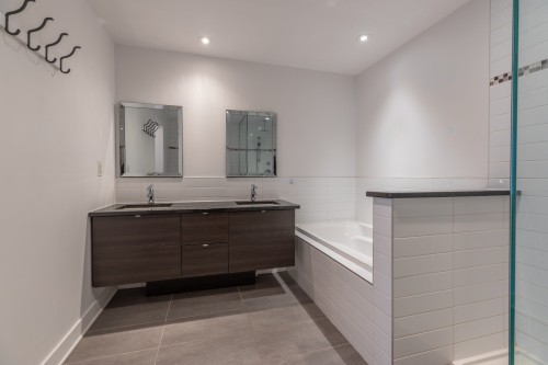 Bathroom - 602-4293 Rue Jean-Talon O., Montréal (Côte-Des-Neiges/Notre-Dame-De-Grâce), QC - Indoor Photo Showing Bathroom