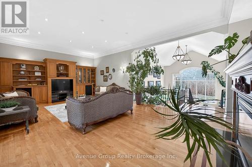 7 Longview Crescent, Vaughan, ON - Indoor Photo Showing Living Room