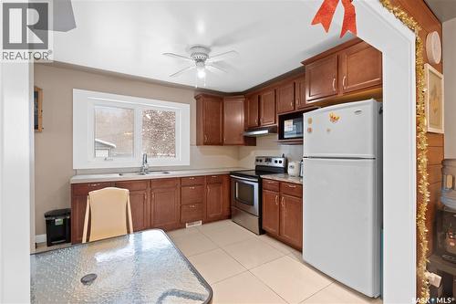 212 W Avenue S, Saskatoon, SK - Indoor Photo Showing Kitchen With Double Sink