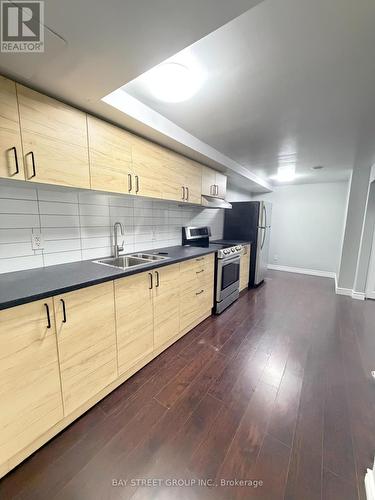 759 Eaglemount Crescent, Mississauga, ON - Indoor Photo Showing Kitchen With Double Sink