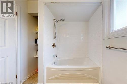 Full bath with bathing tub / shower combination - 62 Como Place, Hamilton, ON - Indoor Photo Showing Bathroom