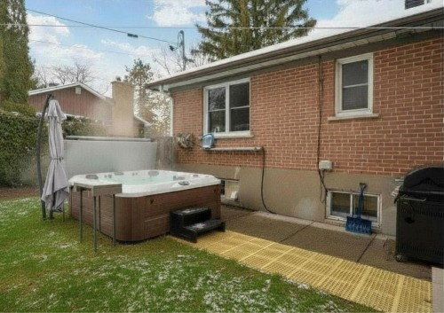 Garçonnière - 79 Av. Hartford, Pointe-Claire, QC - Outdoor With Exterior