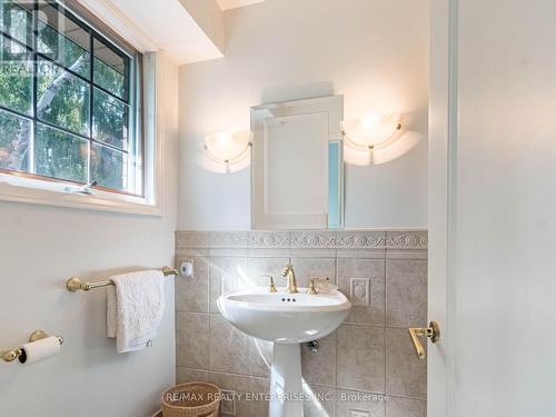 285 Pinetree Way, Mississauga, ON - Indoor Photo Showing Bathroom