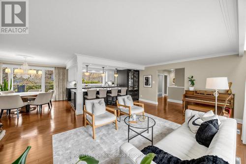 1561 Pinetree Crescent, Mississauga, ON - Indoor Photo Showing Living Room