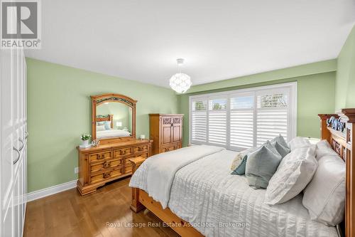 1561 Pinetree Crescent, Mississauga, ON - Indoor Photo Showing Bedroom