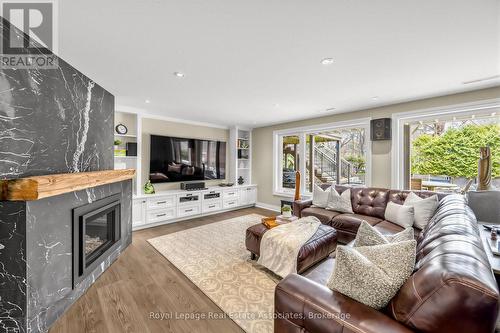 1561 Pinetree Crescent, Mississauga, ON - Indoor Photo Showing Living Room With Fireplace