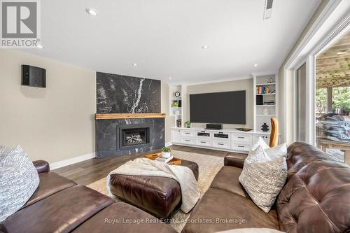 1561 Pinetree Crescent, Mississauga, ON - Indoor Photo Showing Living Room With Fireplace