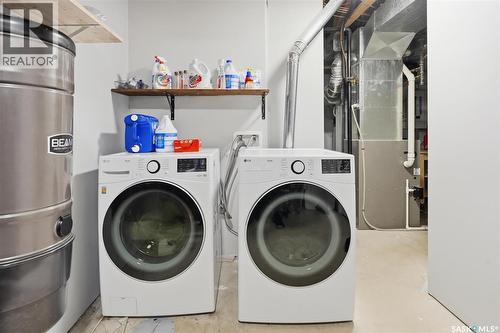 330 Lynd Lane, Saskatoon, SK - Indoor Photo Showing Laundry Room