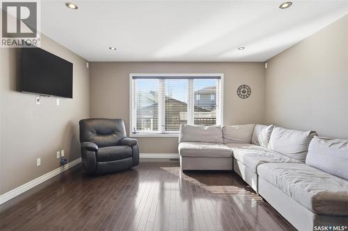 330 Lynd Lane, Saskatoon, SK - Indoor Photo Showing Living Room