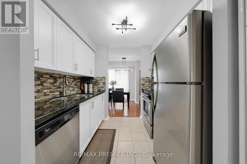 220 - 51 Baffin Court, Richmond Hill, ON - Indoor Photo Showing Kitchen