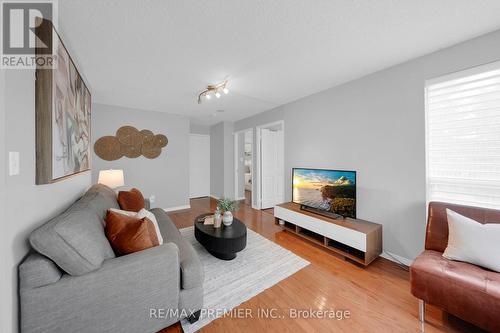 220 - 51 Baffin Court, Richmond Hill, ON - Indoor Photo Showing Living Room