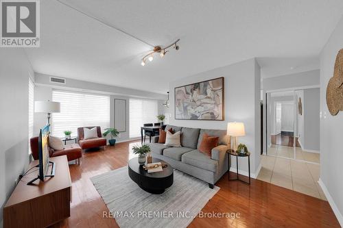 220 - 51 Baffin Court, Richmond Hill, ON - Indoor Photo Showing Living Room