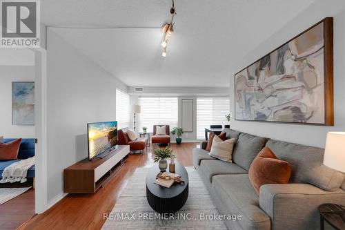 220 - 51 Baffin Court, Richmond Hill, ON - Indoor Photo Showing Living Room