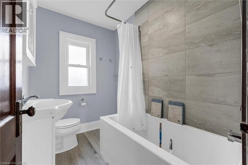121 Edgemont Street N, Hamilton, ON - Indoor Photo Showing Bathroom